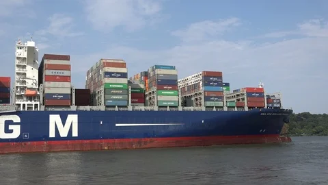 Huge container ship CMA CGM Benjamin Franklin entering Hamburg harbour Vídeo Stock 99984384
