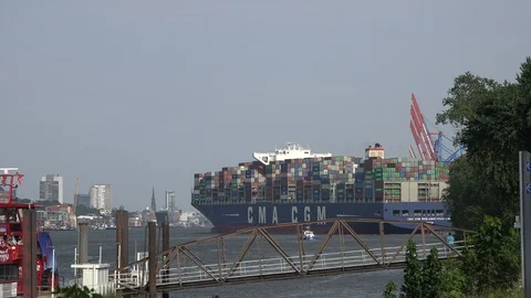 Huge container ship CMA CGM Benjamin Franklin in Hamburg harbour (speed up) Vídeo Stock 99984859