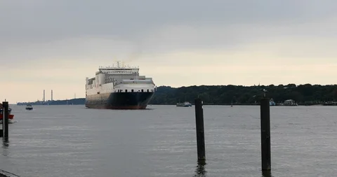 Huge container ship on the Elbe Vídeo Stock 95719111