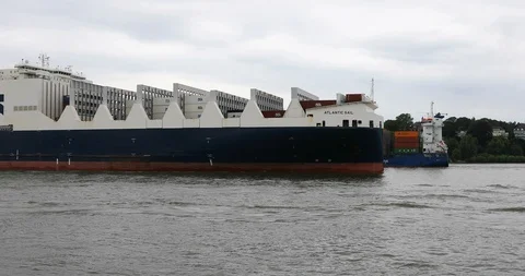 Huge container ship on the Elbe Stockbeeldmateriaal 95720265