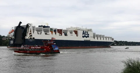 Huge container ship on the Elbe Stockbeeldmateriaal 95720534