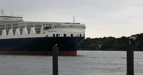 Huge container ship on the Elbe Stockbeeldmateriaal 95751547