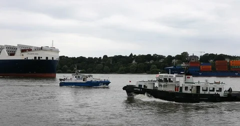 Huge container ship on the Elbe Vidéo 95751733
