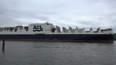 Huge container ship on the Elbe Vídeo Stock 98159781