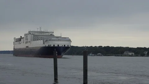 Huge container ship on the Elbe Vídeo Stock 98160128