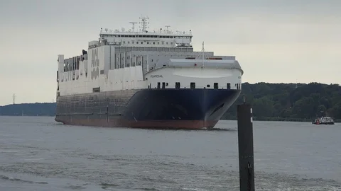 Huge container ship on the Elbe Vídeo Stock 98160217
