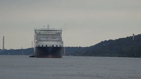 Huge container ship on the Elbe Vídeo Stock 98160798