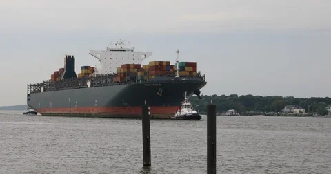Huge container ship MSC Fabiola approaching Hamburg Vídeo Stock 96720494