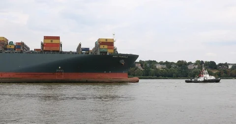 Huge container ship MSC Fabiola approaching Hamburg, time lapse Vidéo 96721033