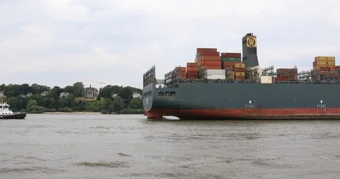 Huge container ship MSC Fabiola approaching Hamburg Vídeo Stock 96721704