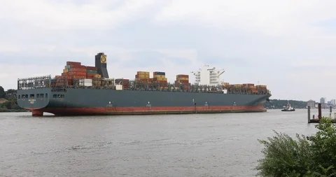 Huge container ship MSC Fabiola approaching Hamburg Stockbeeldmateriaal 96722034