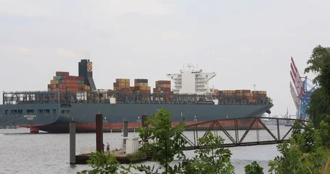 Huge container ship MSC Fabiola entering Hamburg harbour Vídeo Stock 96722498