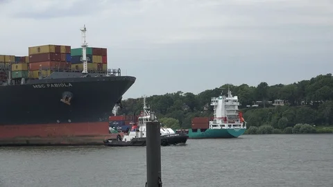 Huge container ship MSC Fabiola approaching Hamburg Vídeo Stock 99983363
