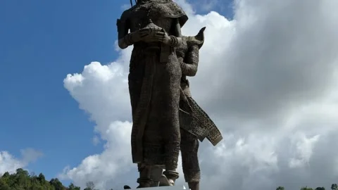 Huge Copper Statue Of Preah Thong Neang Neak in Sihanoukville 스톡 동영상 337051169
