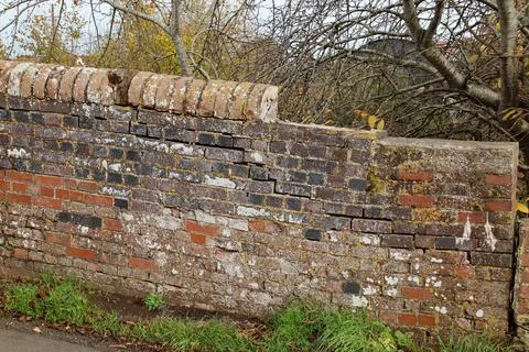 Huge cracks and missing bricks on an old brick wall Foto stock