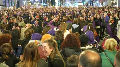 Huge crowd dancing and chanting in trance during 8M march 스톡 동영상 235366349