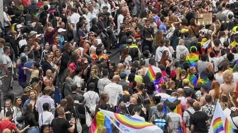 Huge crowd hang out fun lgbt festival at Berlin Germany. German gay pride parade 库存影片 272907004
