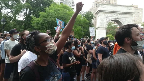 Huge crowd of Protesters listen to speeches at a BLM Rally in New York City 스톡 동영상 132463006