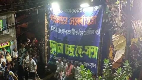 Huge Crowd Pulling Giant Hindu Idol Float At Night Festival Vídeos de archivo 334591730