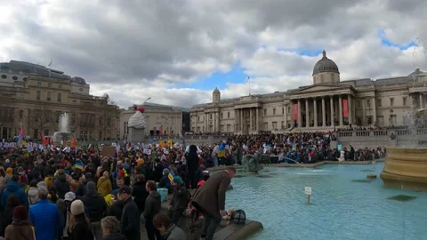 Huge crowd trafalgar square support ukraine, russian invasion, nationl gallery Video stock 171454624