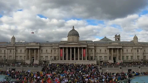Huge crowd trafalgar square support ukraine, russian invasion, nationl gallery Stock Footage 171455260