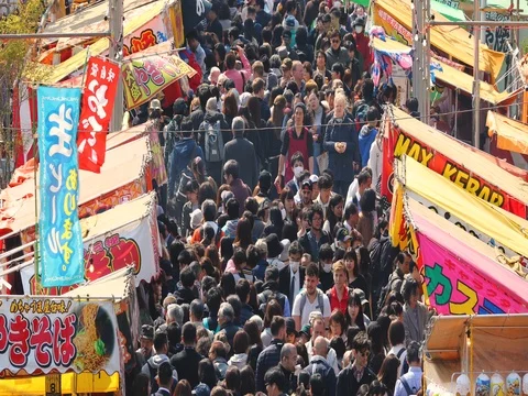 Huge crowd walking around Ueno park, Tokyo, Japan Vidéo 80901767