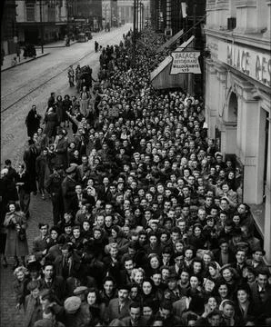 Huge Crowds Queue At The Manchester Palace For Tickets To See Danny Kaye Stock Photos
