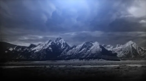 Huge dramatic lightning storm over mountain range Vídeo Stock 32964976