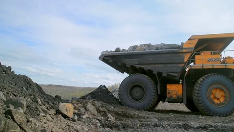 A huge dump truck is going backwards, it's going to unload Stockbeeldmateriaal 122073655