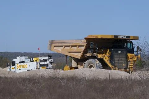 Huge dump trunk getting a tire change in quarry. Foto stock