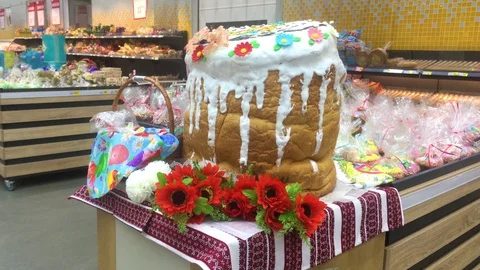 Huge easter cake at grocery store. Easter holidays shopping Stock Footage 129326802