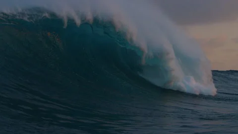 HUGE EMPTY WAVE BREAKING RED 5K 96FPS Stock Footage 168550888