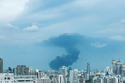 Huge explosion and fire at plastic factory on outskirts of town Foto stock