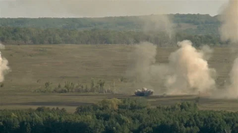 Huge explosion on the battlefield 動画素材 65287382