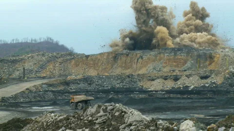 Huge explosion on mountaintop mine (HD) c Vidéo 491466