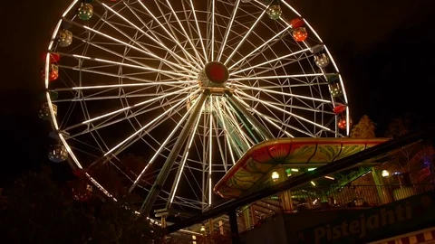 Huge Ferris Wheel dominates the night sky Video stock 69863366