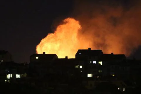Huge fire and subsequent explosion in a residential neighborhood at night. Foto stock