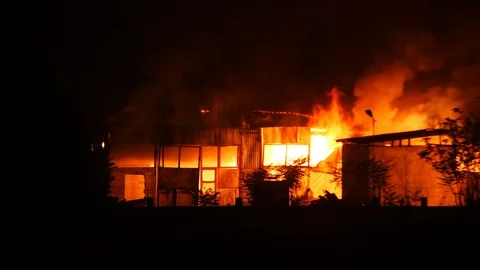 Huge Fire At An Industrial Facility During Nighttime Slow Motion 4K 動画素材 91328946