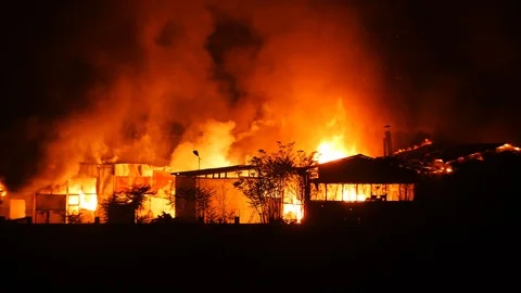Huge Fire At An Industrial Facility During Nighttime Slow Motion 4K 1 動画素材 91329103