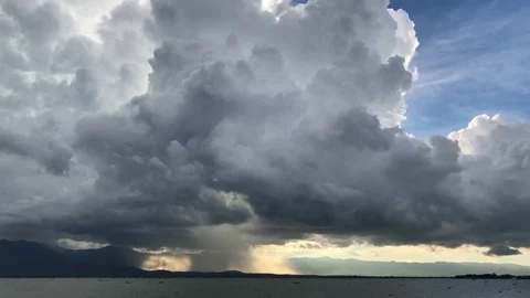 Huge fluffy white and dark clouds in the sky over swamp, low light 스톡 동영상 84046346