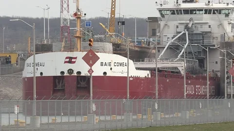 Huge freighter cargo container ship sailing up the Welland canal Vidéo 152058514