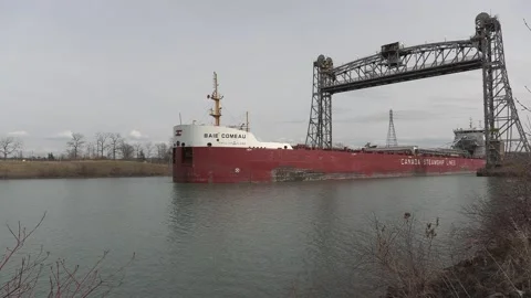 Huge freighter cargo container ship sailing up the Welland canal 스톡 동영상 152059056