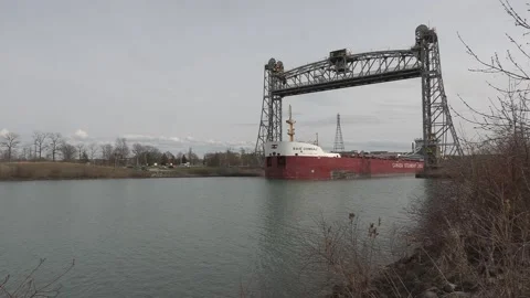Huge freighter cargo container ship sailing up the Welland canal Vídeo Stock 152059131