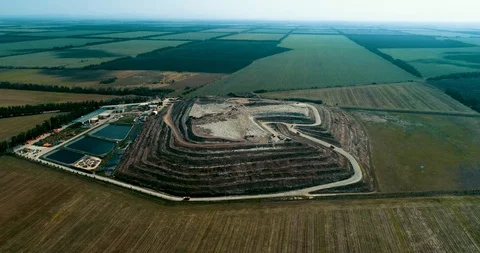 Huge garbage dump in the field Vídeos de archivo 114468830