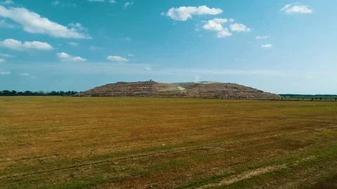 Huge garbage dump pyramid of garbage. Panoramic view of the mountain of garbage Vídeos de archivo 114519526