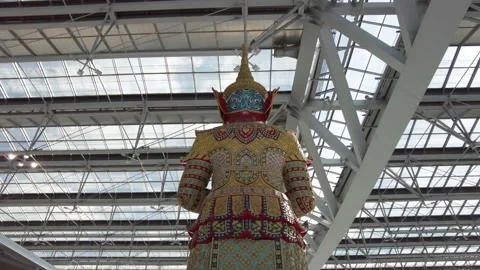 Huge giant statue and the structural indoor building showing Thai art Stock Footage 157365094