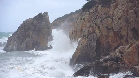Huge Hurricane Waves Crash Into Cliffs Ahead Of Storm Hitting Island Video stock 127221036