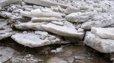 Huge Ice Loads Drift in the River Ogre, Latvia. Congestion on the River in th Fotos de archivo