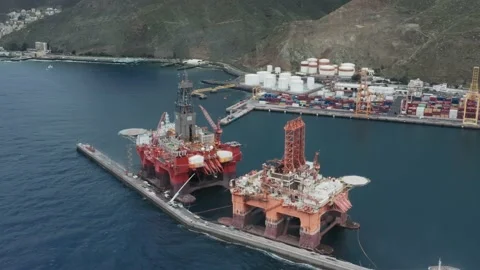 Huge Industrial Complex Large oil platforms and a large warehouse of oil 스톡 동영상 135400053