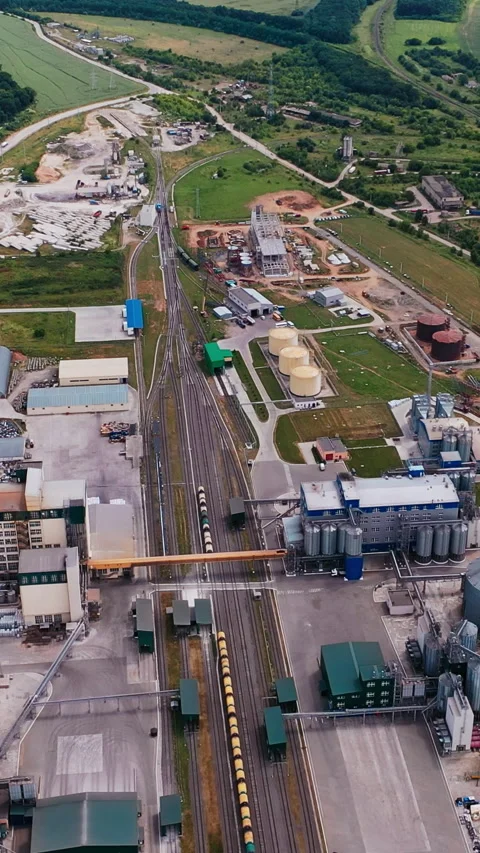Huge industrial plant with functioning premises  動画素材 268699562